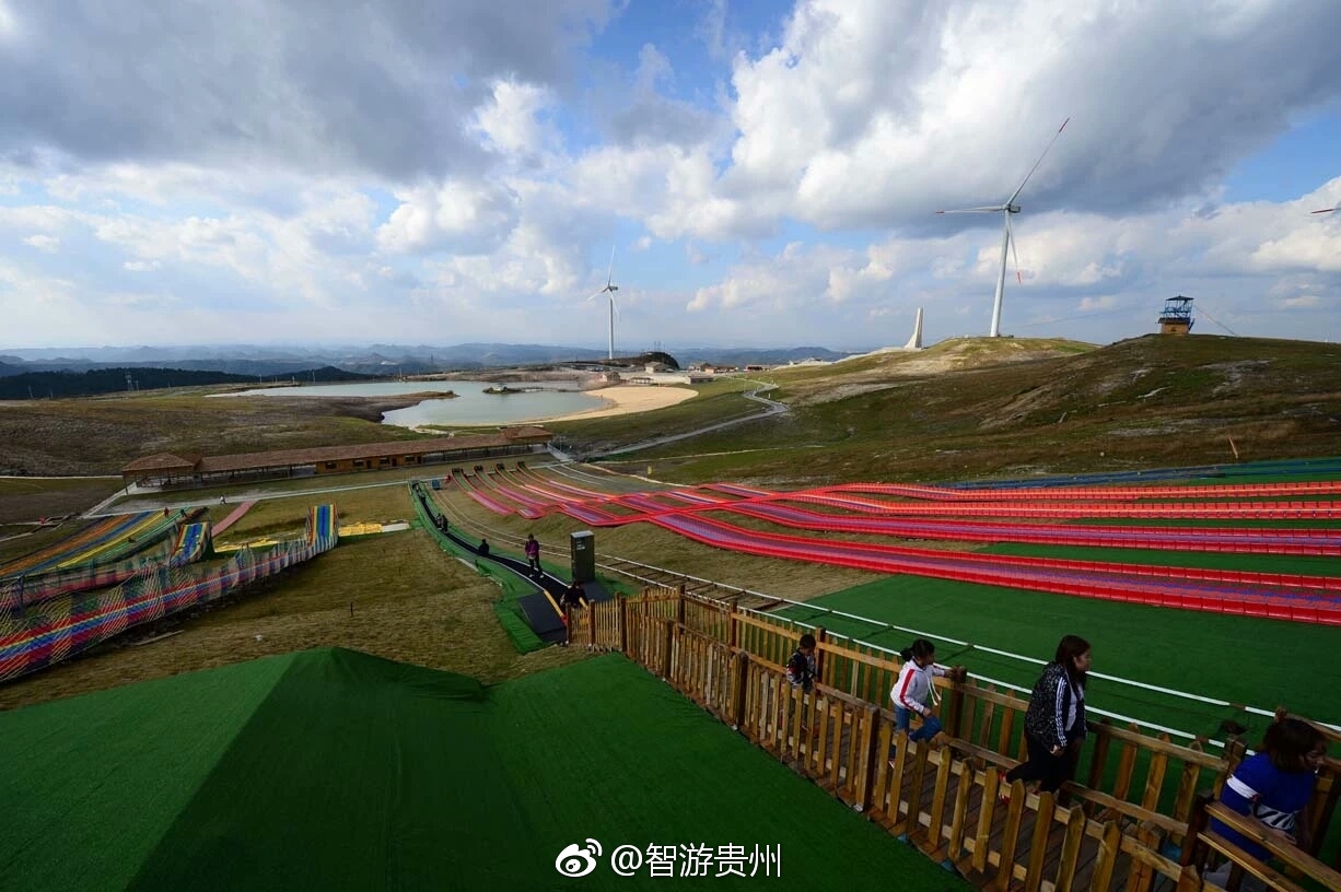 贵州龙里油画大草原景区位于龙里县城南5公里,距贵阳市25公里