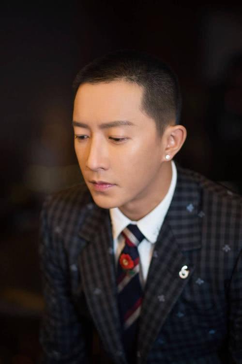 韩庚又剪了个板寸头,穿上西装帅气有型,头发短反而更有魅力!