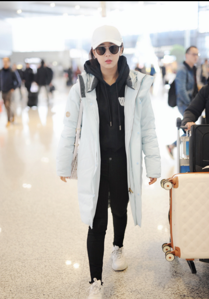 杨紫羽绒服包裹严实墨镜遮面 行走间笑容灿烂青春似大学生