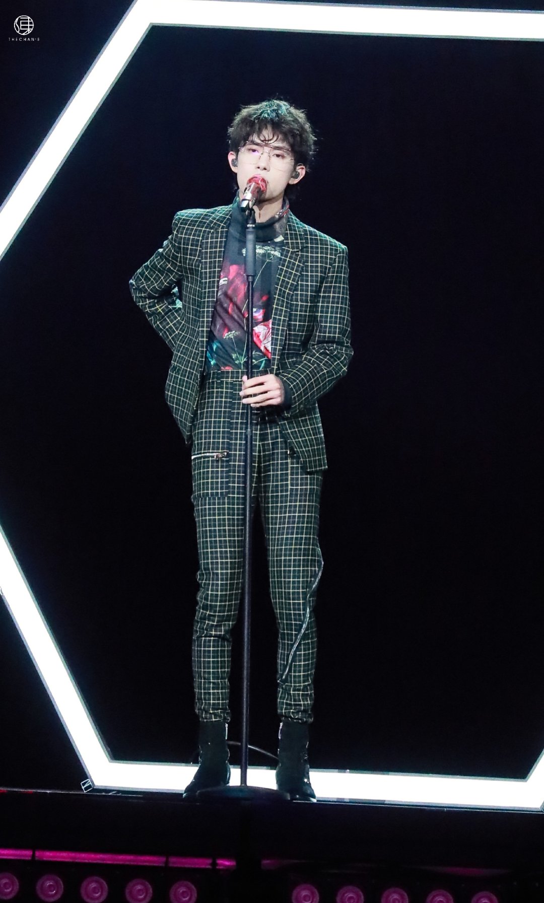 易烊千玺天猫双十一《fall》高清图一身格子西装 金框眼睛, 深情带