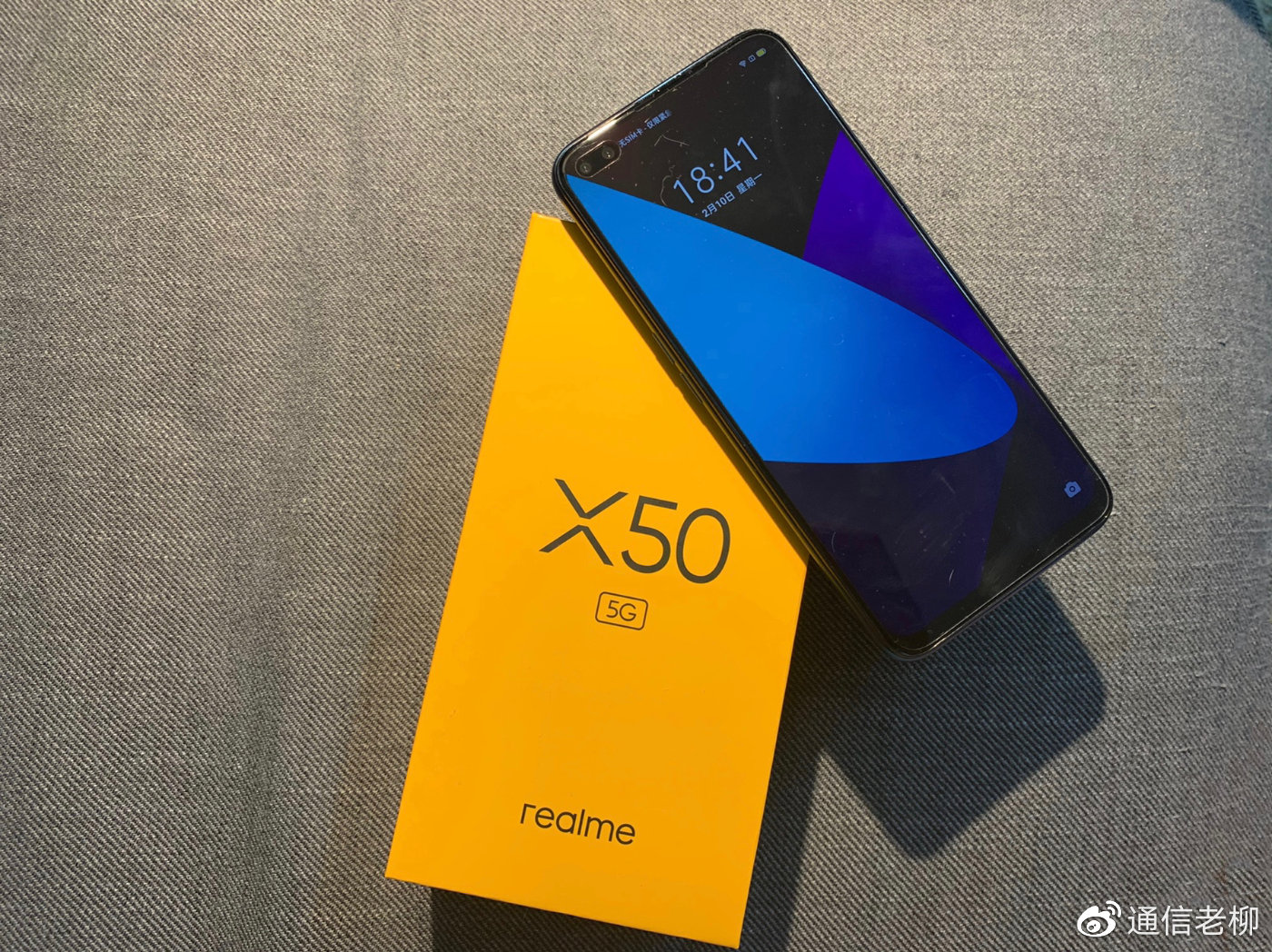 外观方面:realme x50的机身设计灵感来源于极地冰川