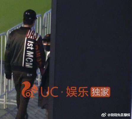 看图就看得出弟弟看到狗仔在偷拍情急之下出此下策给谁呢?|下策|狗仔|偷拍_新浪新闻