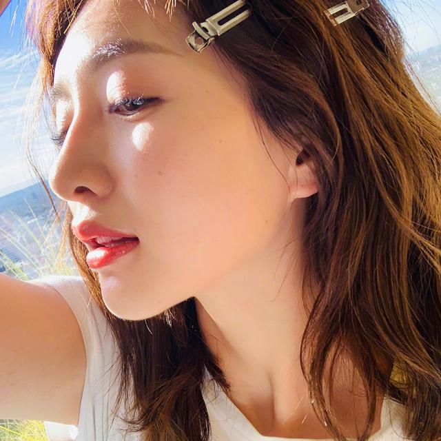 江疏影晒自拍get瘦脸发型蛋卷头至少减龄十岁