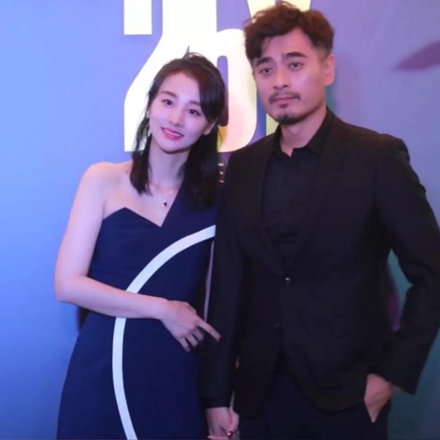 陈龙夫妇出席活动,章龄之一脸崇拜看老公,眼神里满满的全是爱