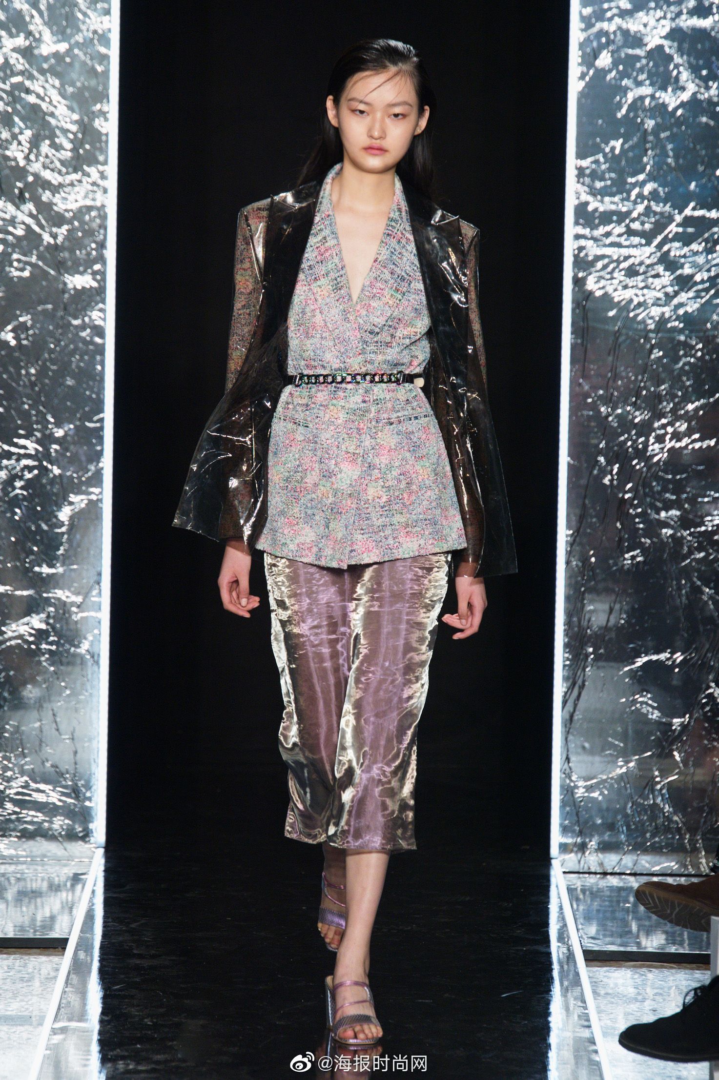 吴昕穿着2020春夏ellassay套装亮相秀场