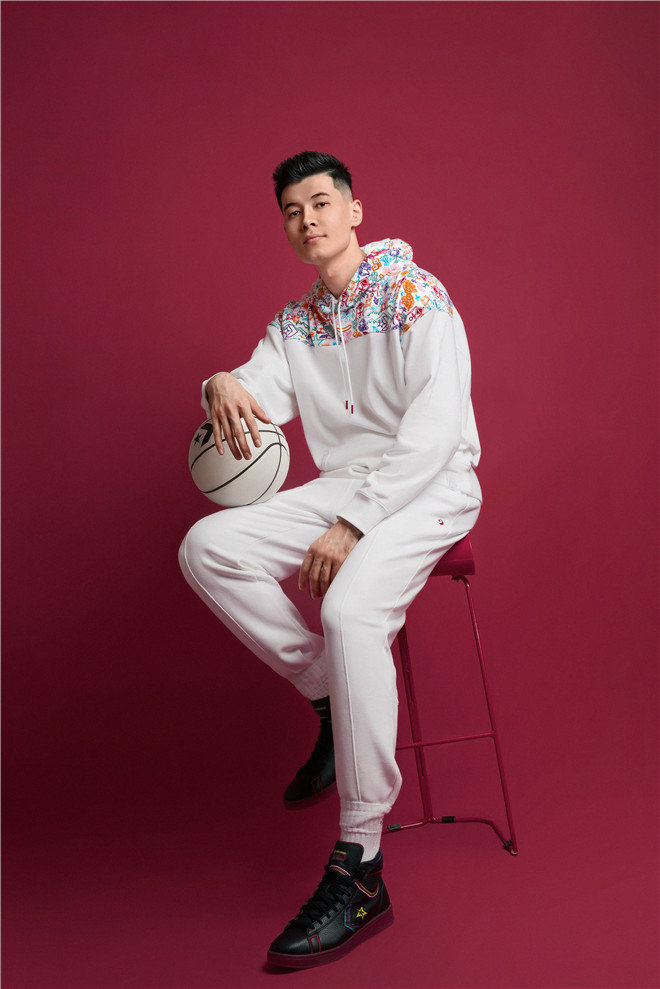 张艺兴,欧阳娜娜,白敬亭以及阿不都沙拉木率先演绎新年玩创系列,共贺