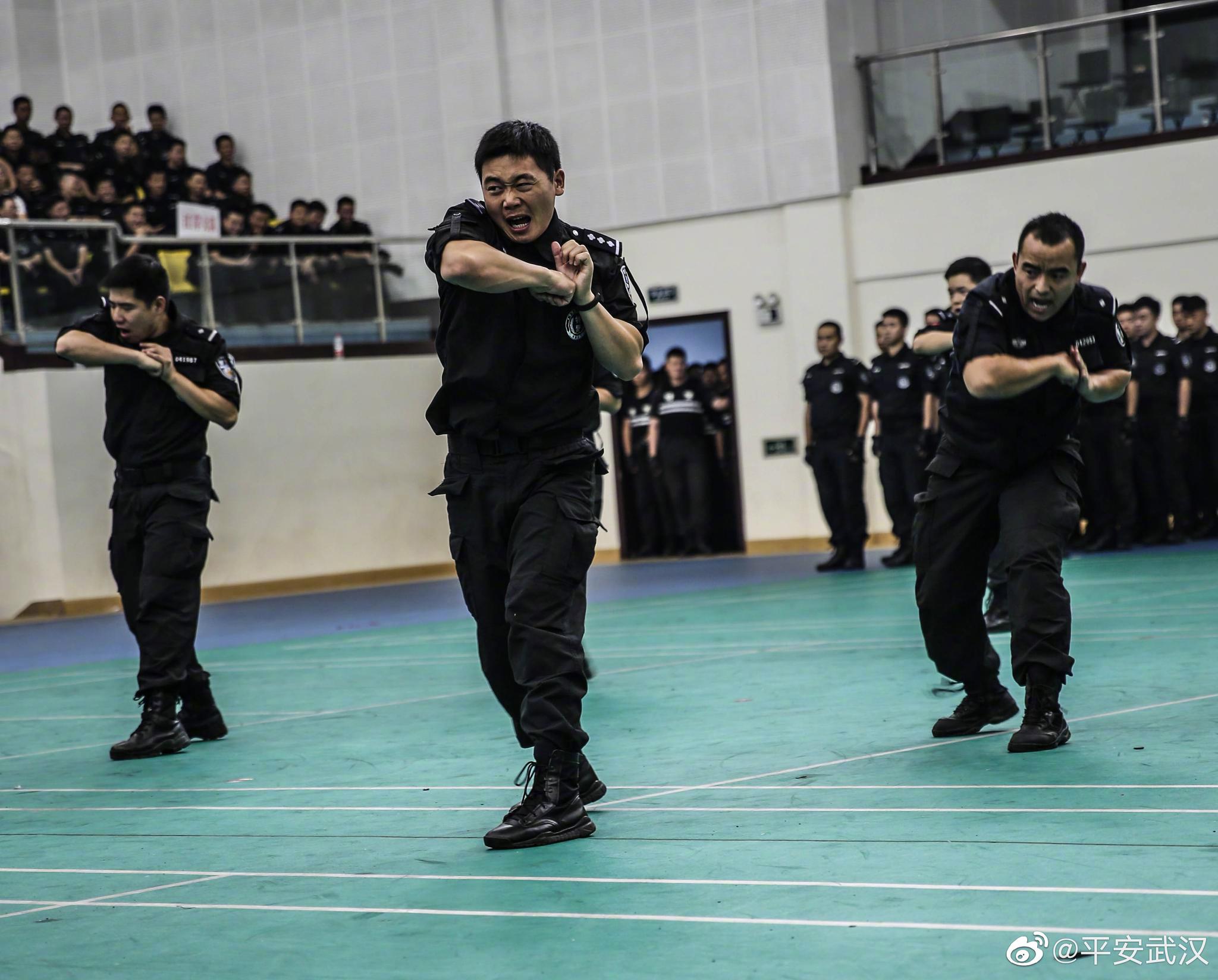 面对现任领导与上级领导的指示,该遵循谁的?