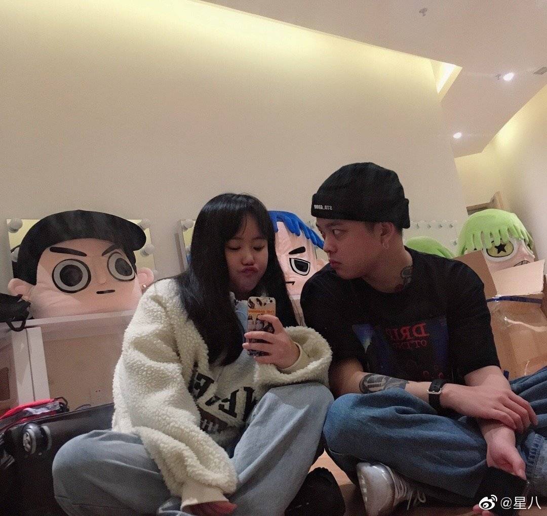 据说:李佳隆走到哪都带着女朋友,娱乐圈秀恩爱也太过分了吧