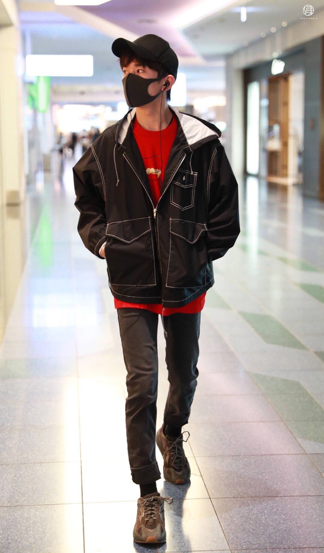 易烊千玺回国 易烊千玺东京机场7615北京出发一身黑色外套 红色
