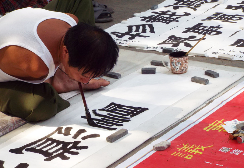 乞丐苦练书法谋生,路人不忍擦掉,专家:不值一看