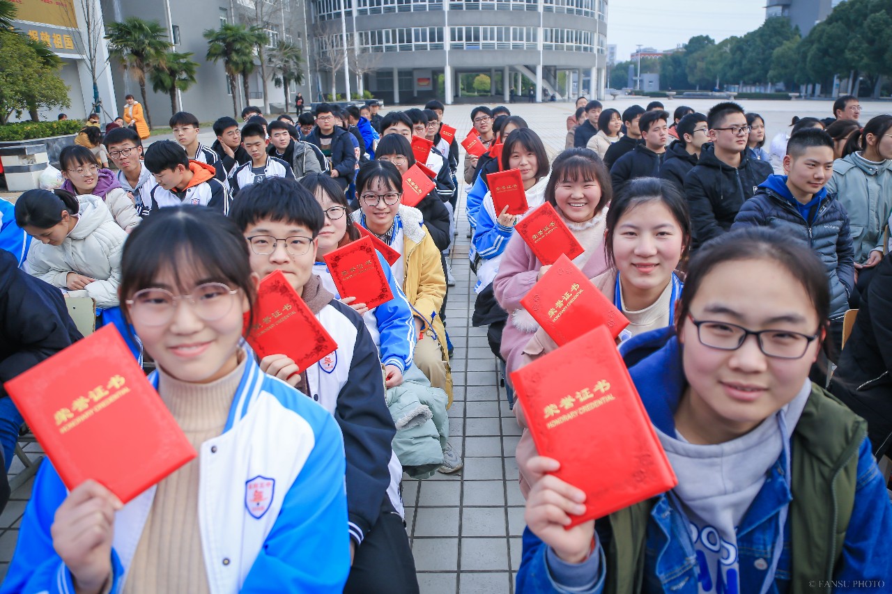 奮鬥的青春最美麗——阜陽五中隆重舉行2016級高考動員暨誓師大會