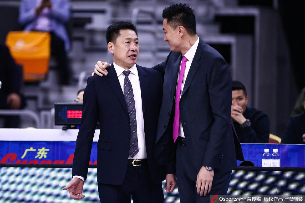 李春江赛前与昔日弟子杜锋和易建联寒暄,感情太好了!