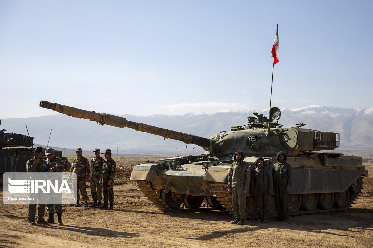 伊朗陆军部队在设拉子省演习