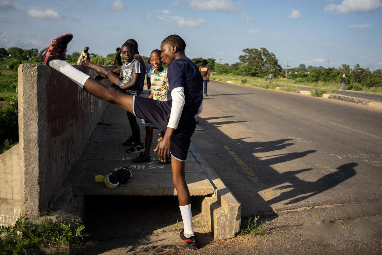 布拉瓦约(bulawayo)是津巴布韦一个大城市,市区边缘一条马路,每天清晨