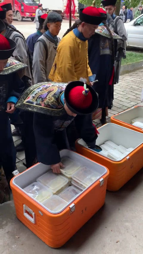 横店的群众演员排队领盒饭了!