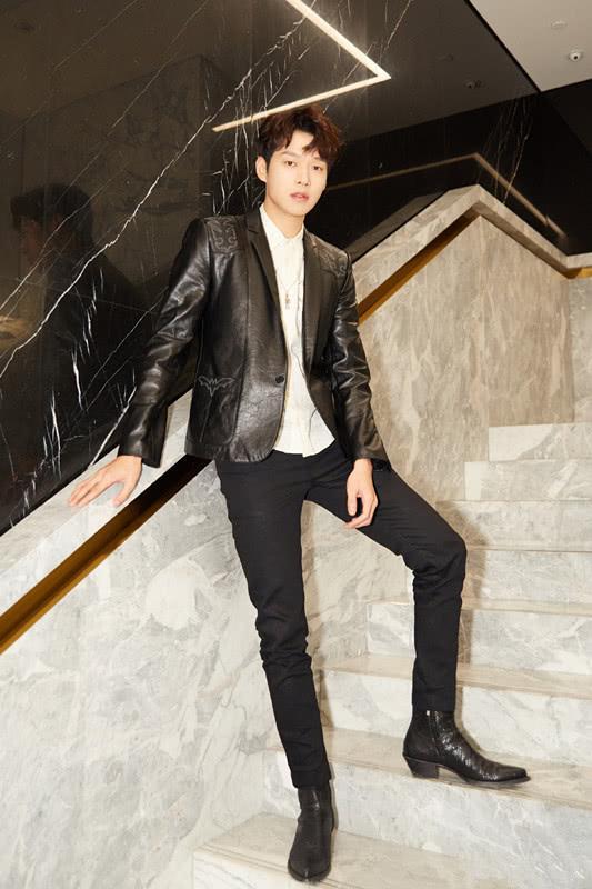 男生怎么穿才能在公司活动上抢眼?金瀚的皮衣搭配男友力爆棚!