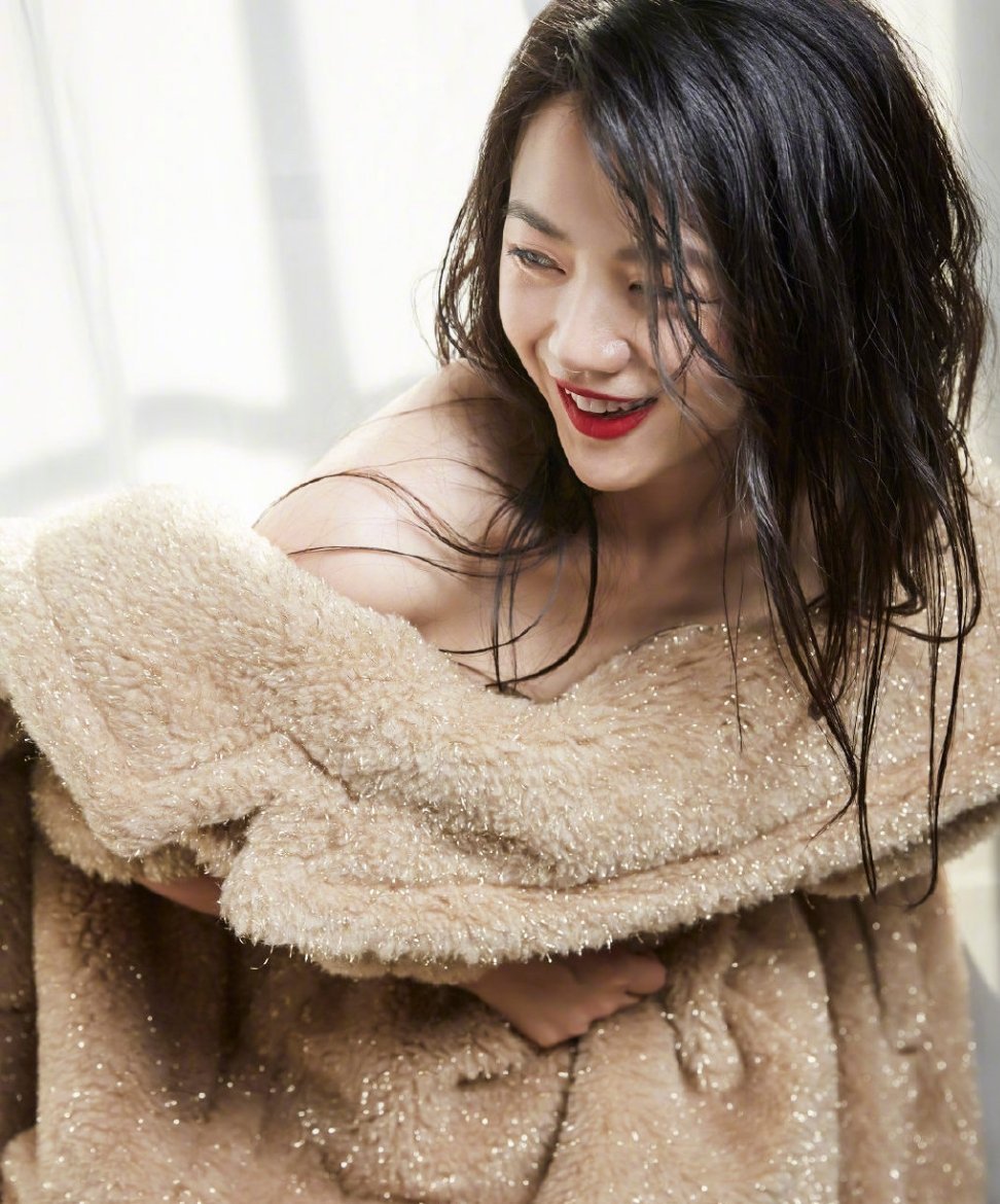 汤唯上《视相variety》12月刊封面,红唇湿发撩人