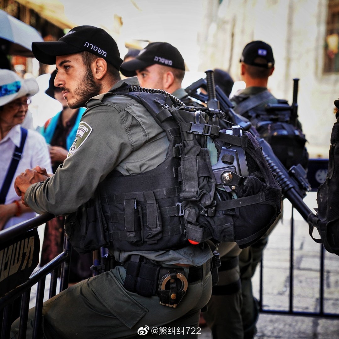 以色列随拍警察还挺友善所以蹬鼻子上脸越怼越近拍