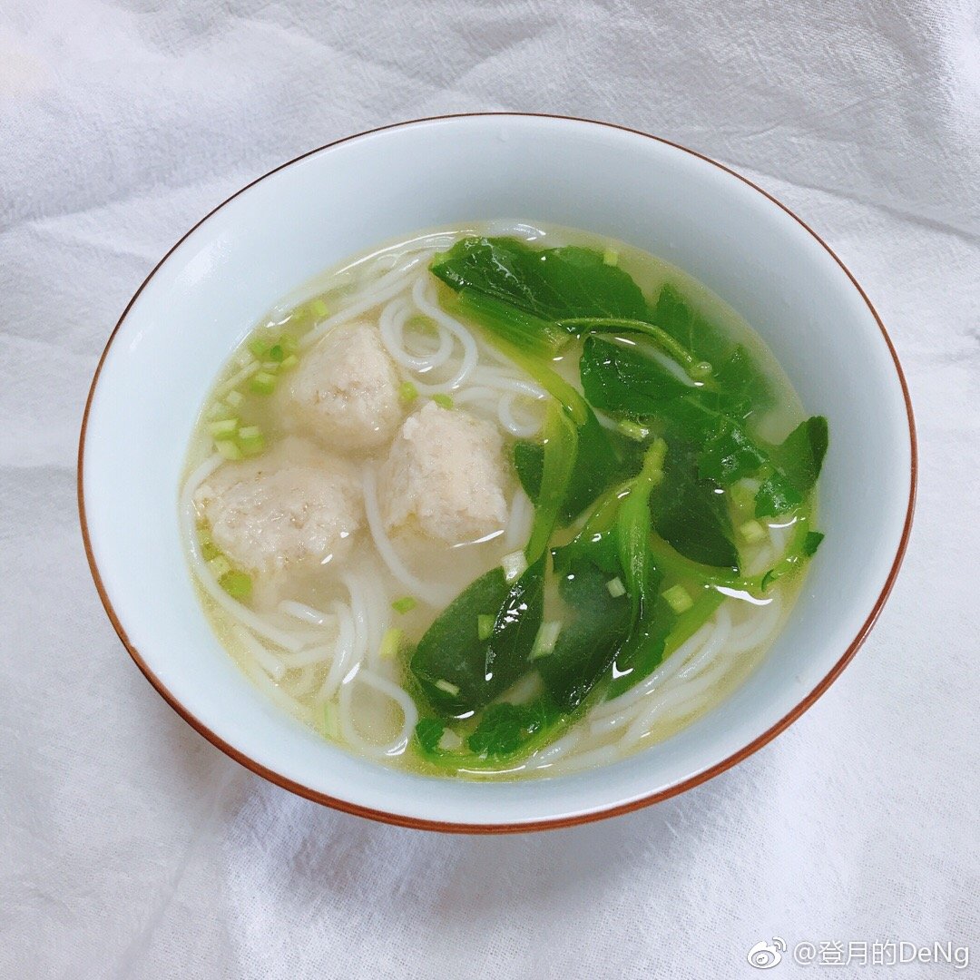 在家每天都有好吃的今天是鱼丸汤粉我爸做了一晚上的鱼丸鱼丸很嫩