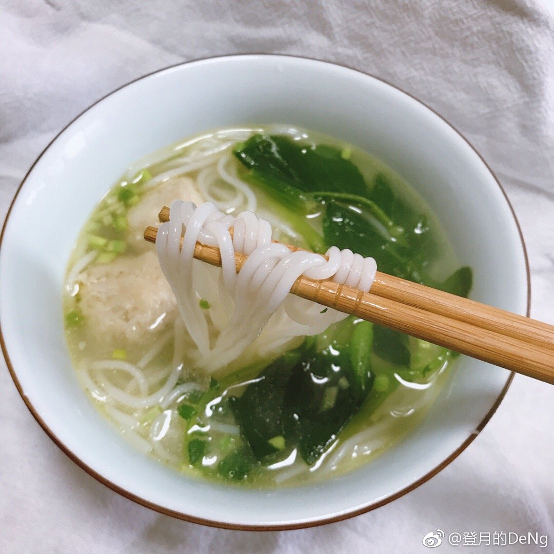 在家每天都有好吃的今天是鱼丸汤粉我爸做了一晚上的鱼丸鱼丸很嫩