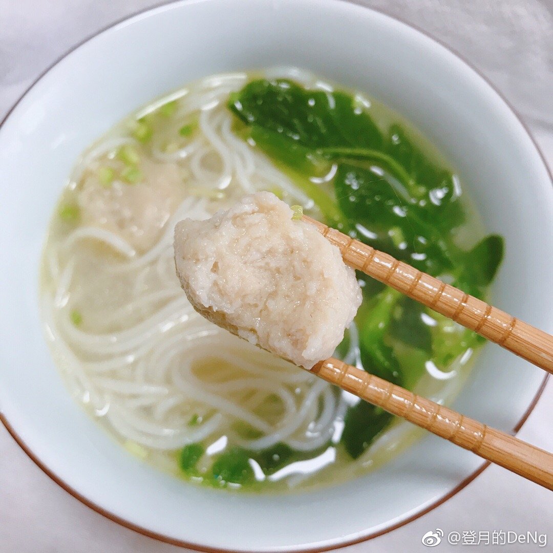 在家每天都有好吃的今天是鱼丸汤粉我爸做了一晚上的鱼丸鱼丸很嫩