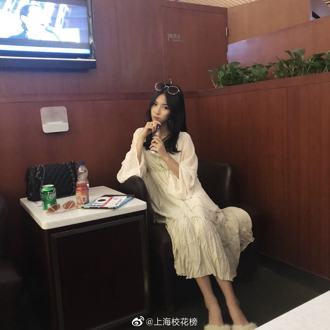 学校: 嘉兴技师学院专业: 广告设计 星座: 天秤座 身高:170cm传送门