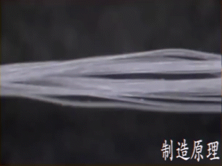 将100股纱线从圆筒上引出,经过张力拉伸,静电消除,平行卷绕在圆轴上压