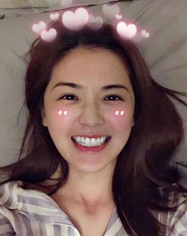 阿sa晒可爱赖床照,花式卖萌少女心爆棚,36岁素颜耐打