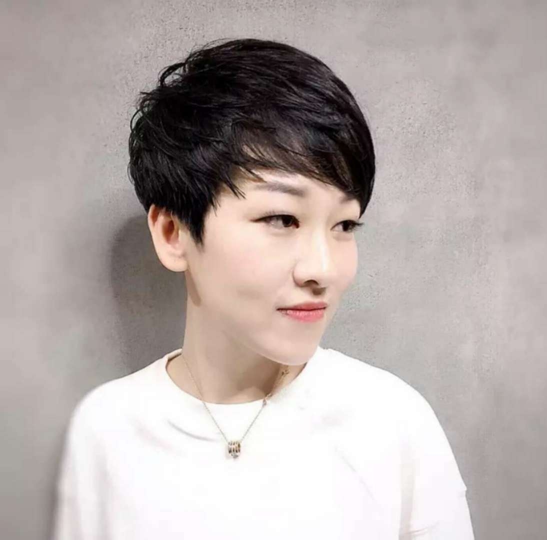 额头低窄的女生适合什么发型