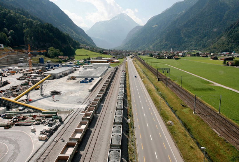 世界上"最长"的火车隧道,全长151.84公里,耗时17年建成