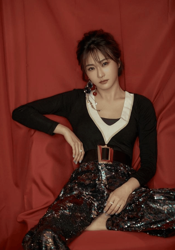 她为追求自己梦想, 却对父亲资产毫不在乎, 如今能力不比她爹差!