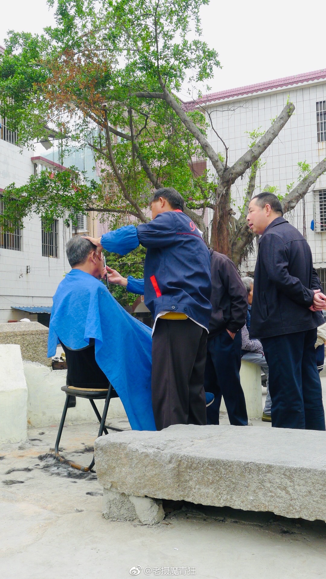 最便宜的理发店街头理发师像现在这样理发现在真的很少了 @中国
