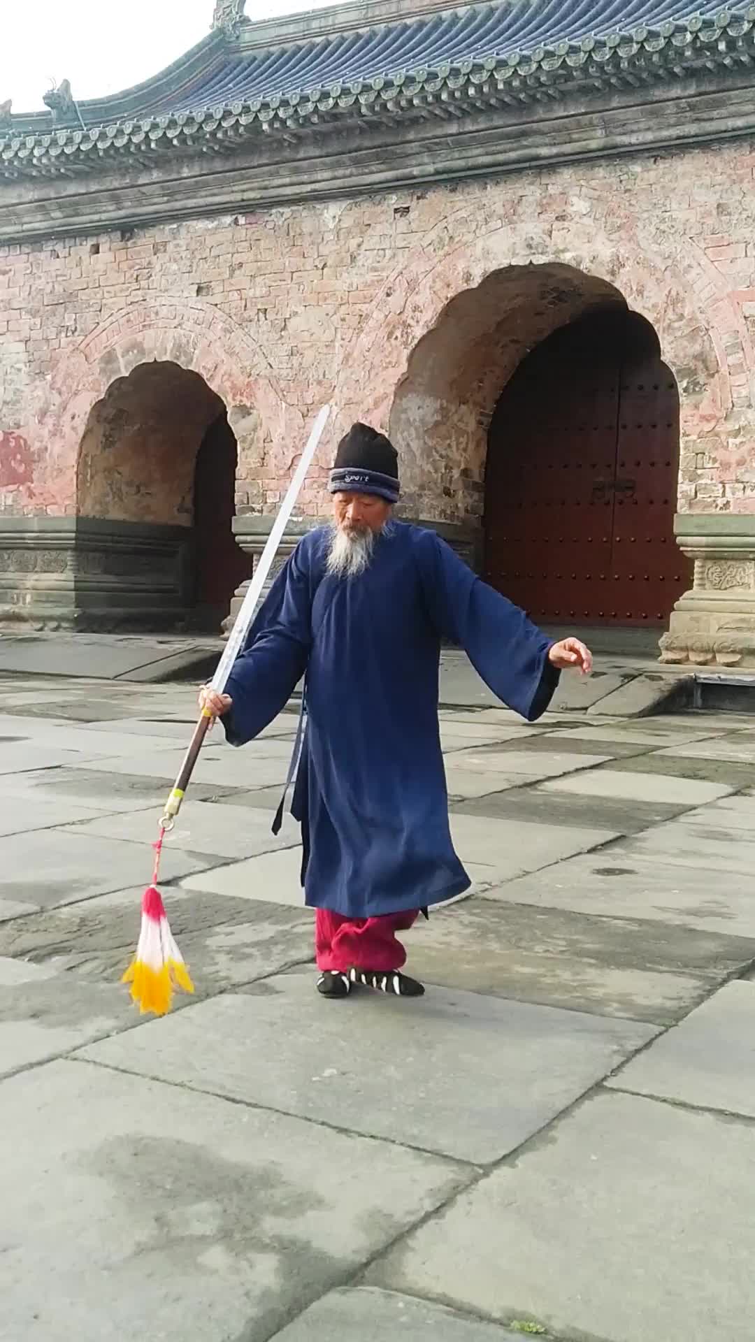 80多岁的武当道人再现秘传剑法,飘逸灵动,老当益壮_手机新浪网
