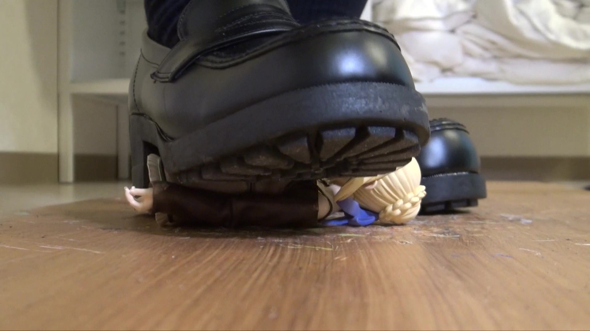 宅男得罪女朋友蕾姆亚丝娜呆毛王和初音等手办被踩