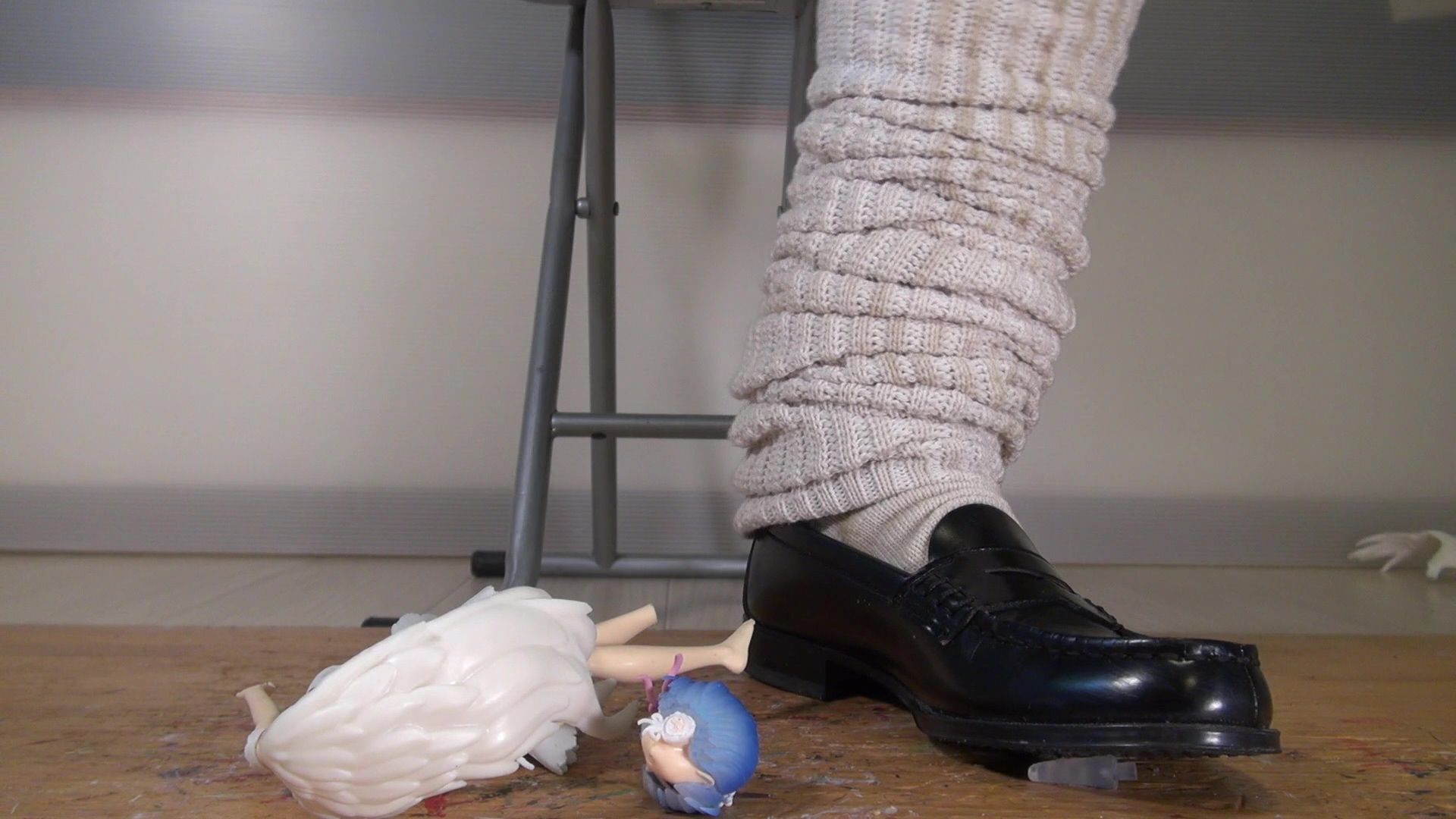 宅男得罪女朋友蕾姆亚丝娜呆毛王和初音等手办被踩