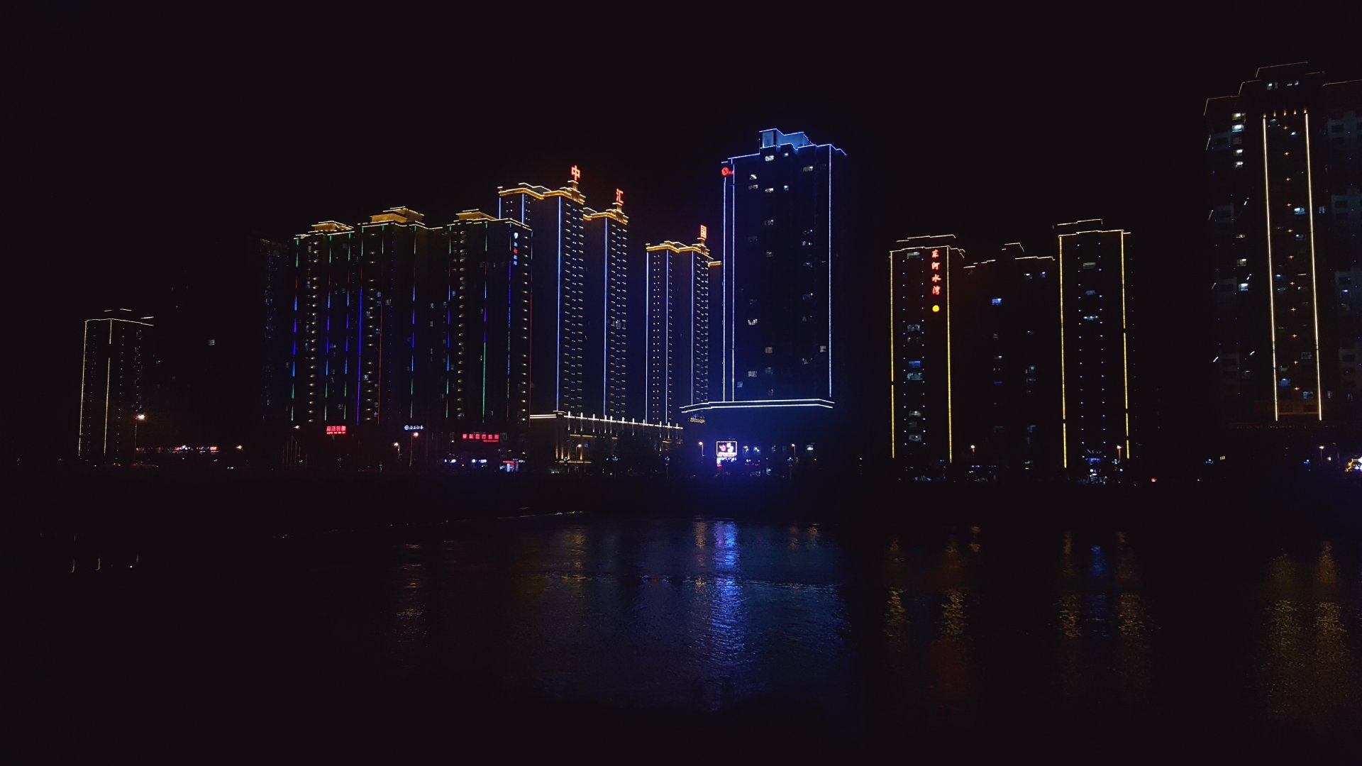 一个西北小县城夜幕降临后的璀璨灯火仿佛一个不眠之夜