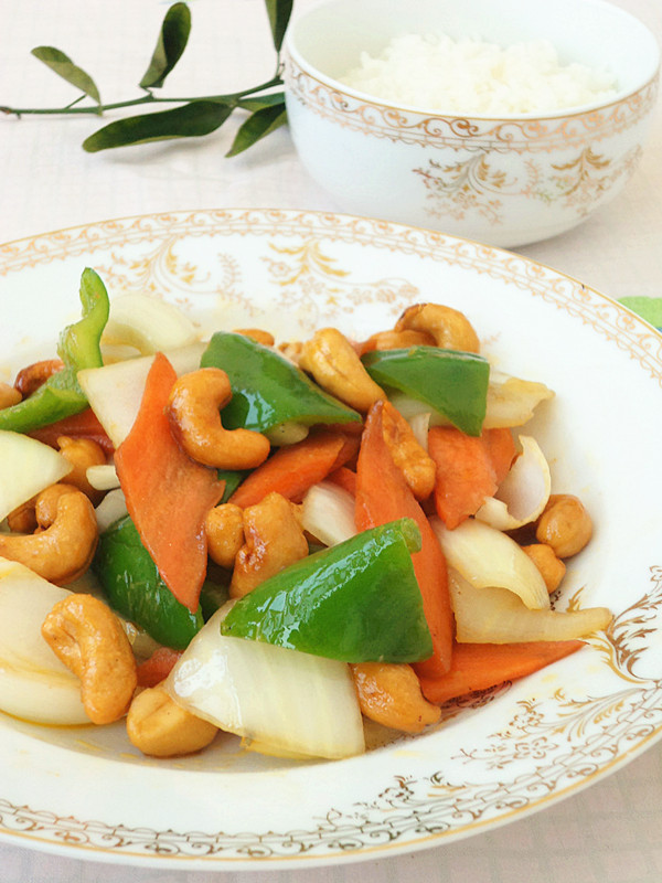 2,爆火炒菜.3,为保证腰果的酥脆,要关火后再入锅.