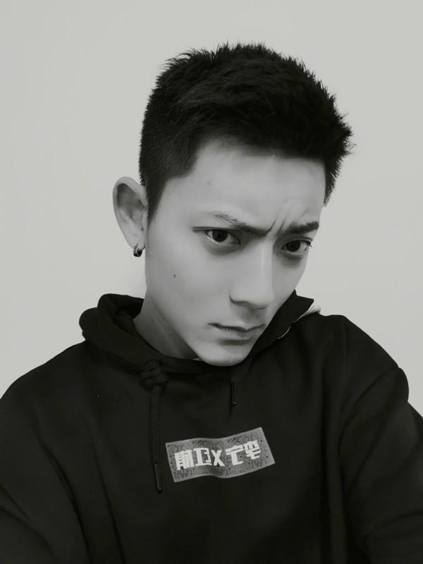 陈翔把头发剪成很短了看着清爽有朝气气质也变了不少