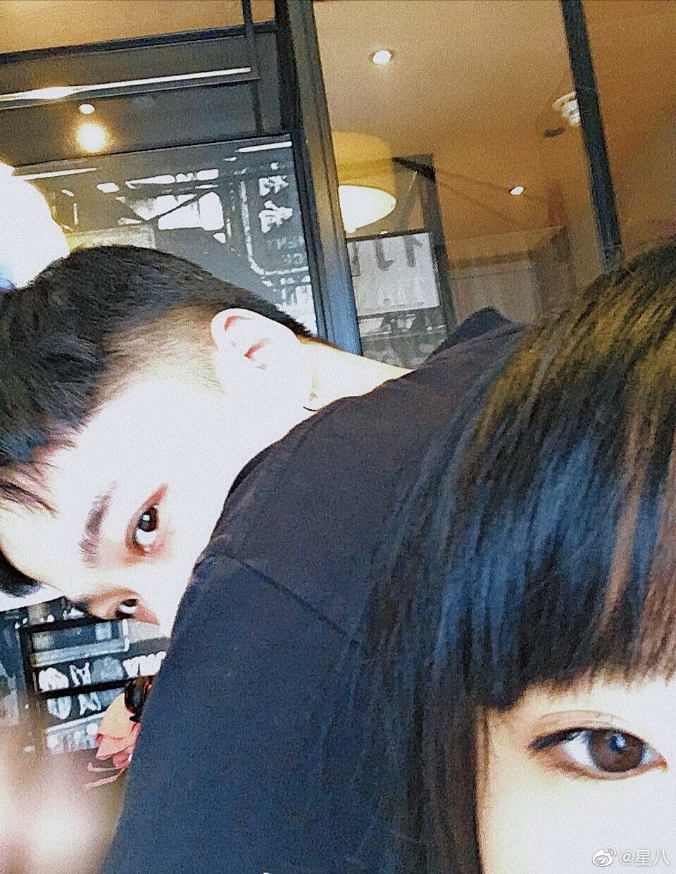 据说:李佳隆走到哪都带着女朋友,娱乐圈秀恩爱也太过分了吧