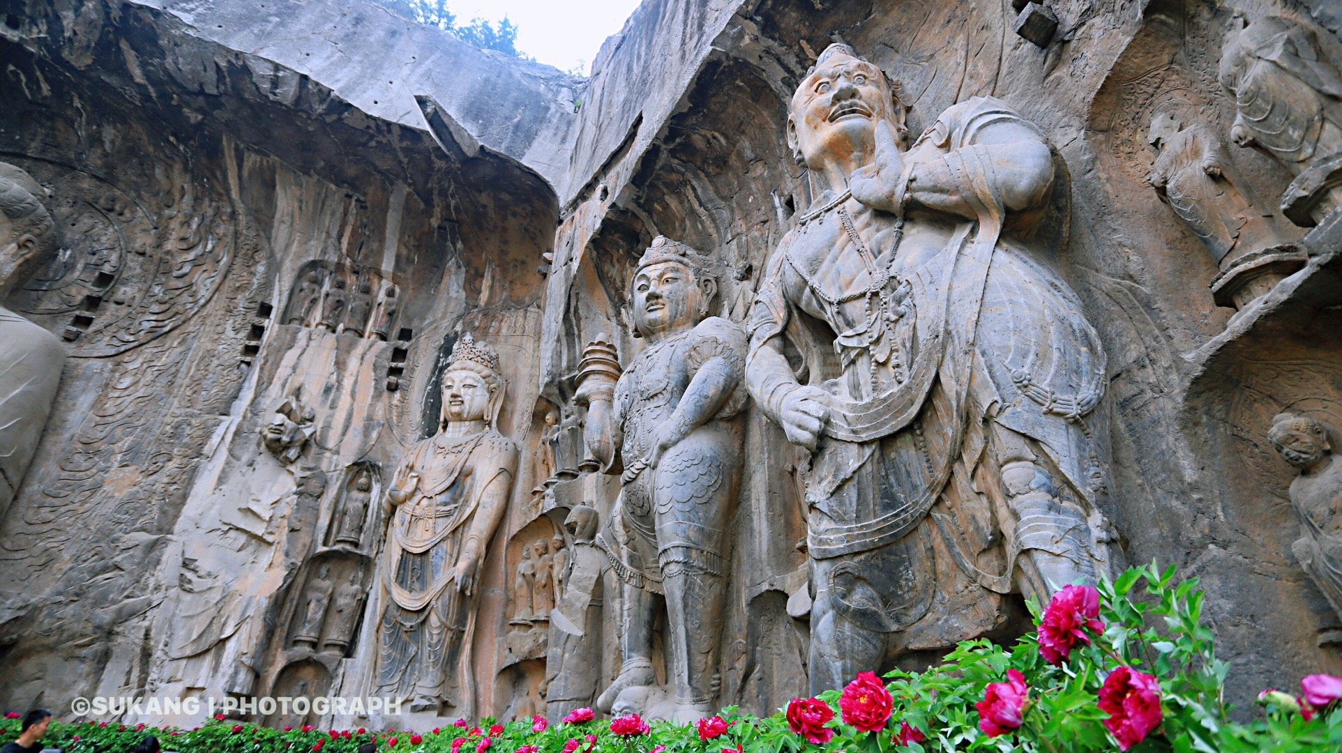遍寻王都少子建,一线洛水默默流.《访洛阳龙门石窟》