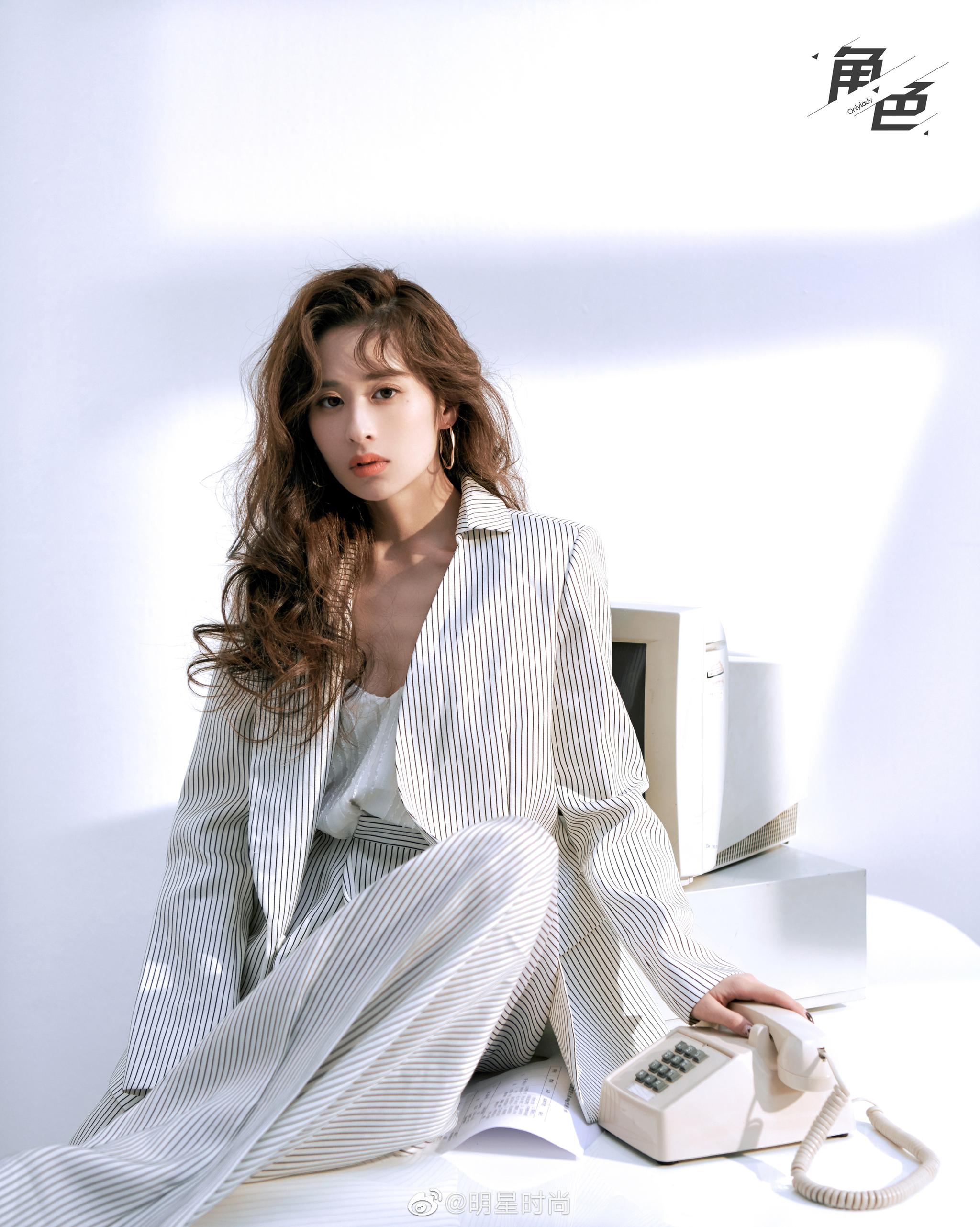 颖儿职场风格时尚大片来袭,条纹西装尽显率真利落
