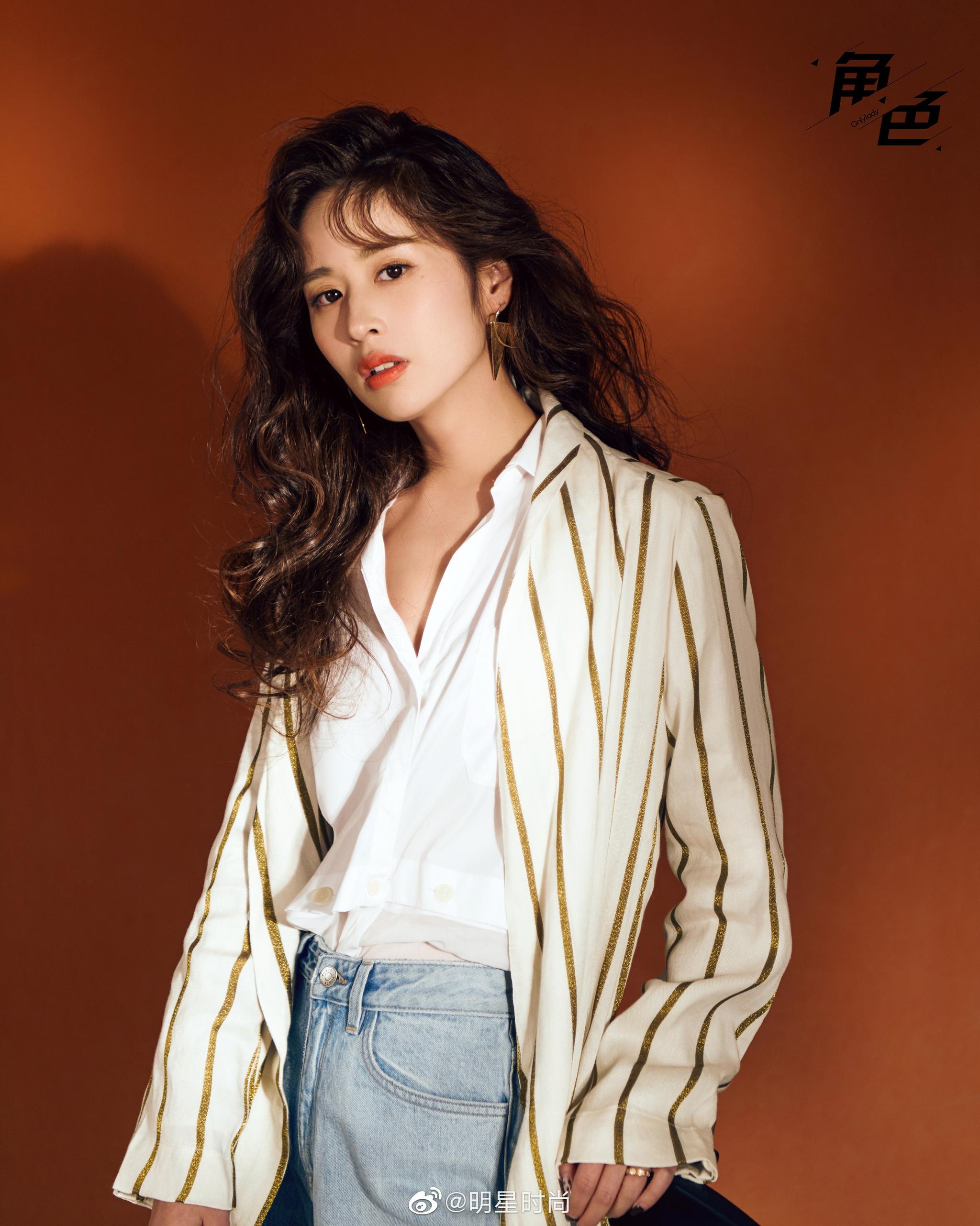 颖儿职场风格时尚大片来袭,条纹西装尽显率真利落