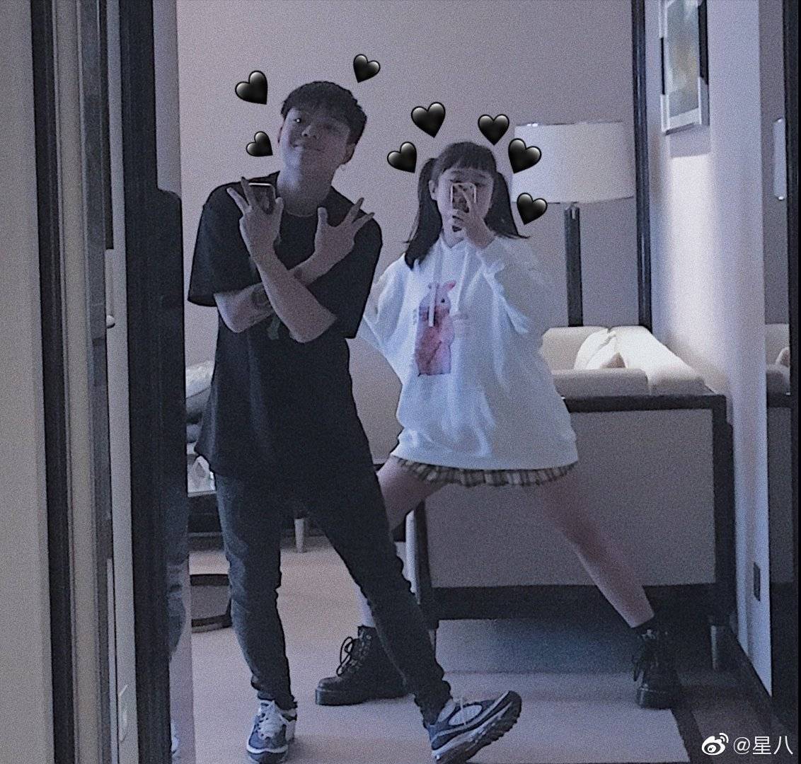 据说:李佳隆走到哪都带着女朋友,娱乐圈秀恩爱也太过分了吧