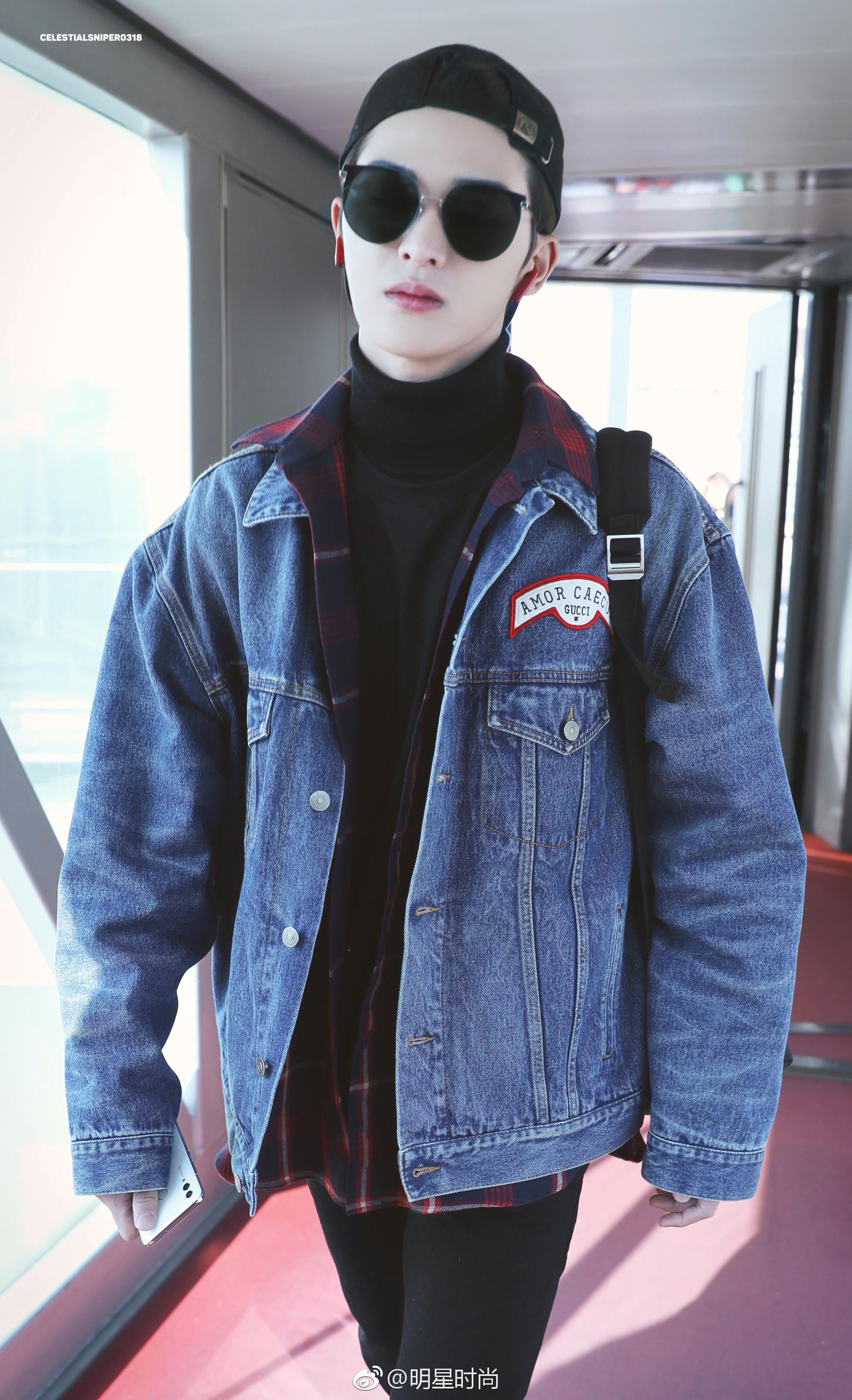 2月13日,朱正廷现身北京机场,蓝色牛仔外套搭配黑色长款