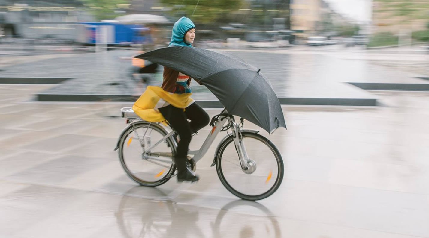 德国一发明家研发出一种自行车雨伞.它可以固定在车架上