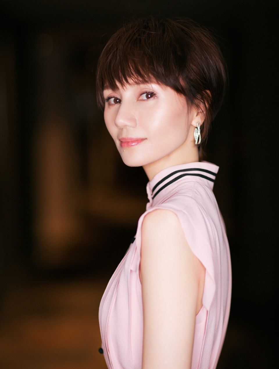 袁泉还是最适合波波头发型,搭配白色连衣裙清新脱俗,少女感爆棚