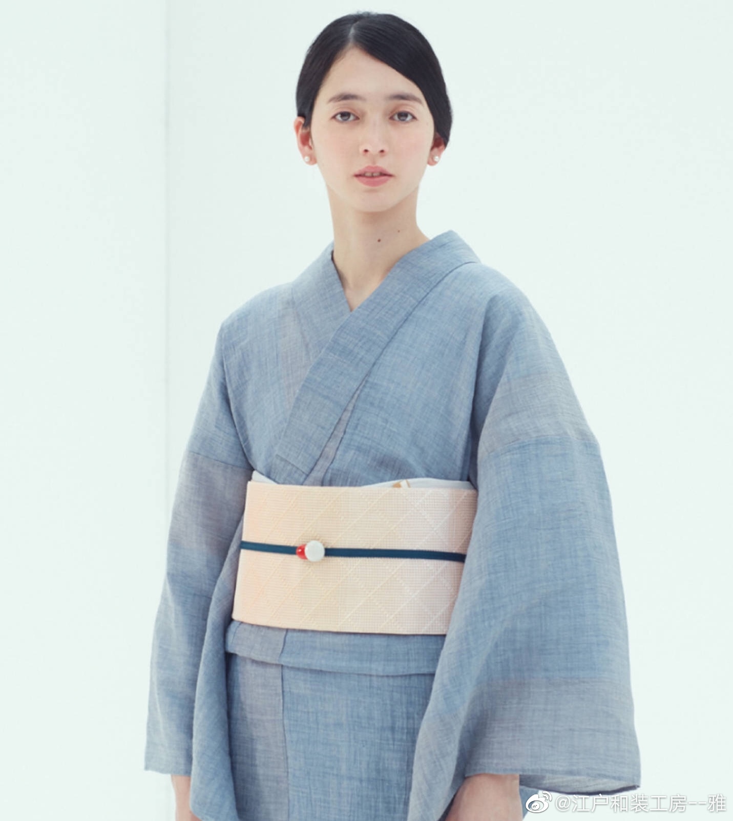 石原里美的高岭之花的宣传照片中的素色和服让人眼前一亮