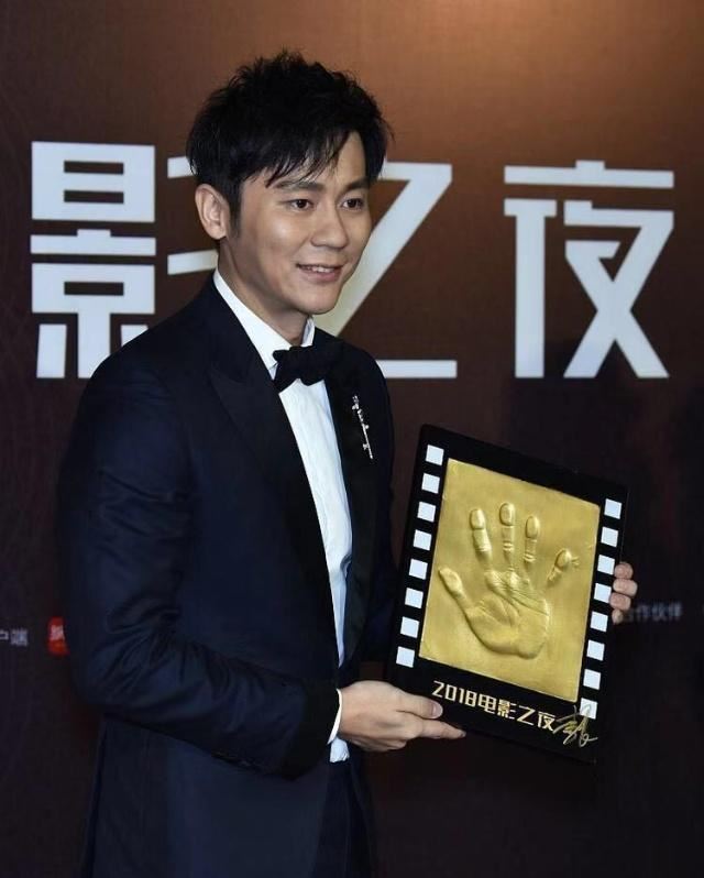 李晨出席2018电影之夜,精气神不错,获最受期待新导演
