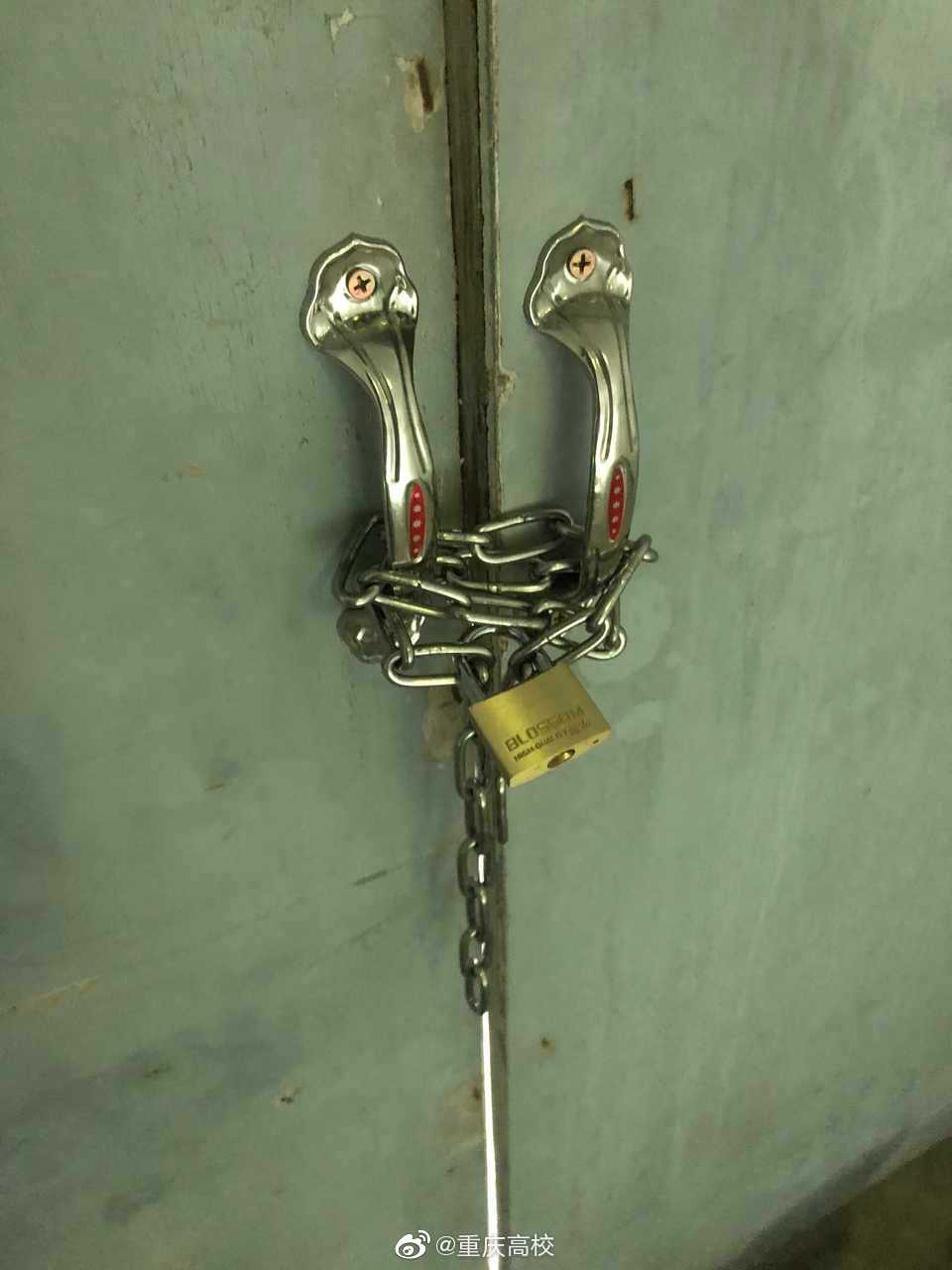 网友投稿学校楼顶天台的门可以上锁吗