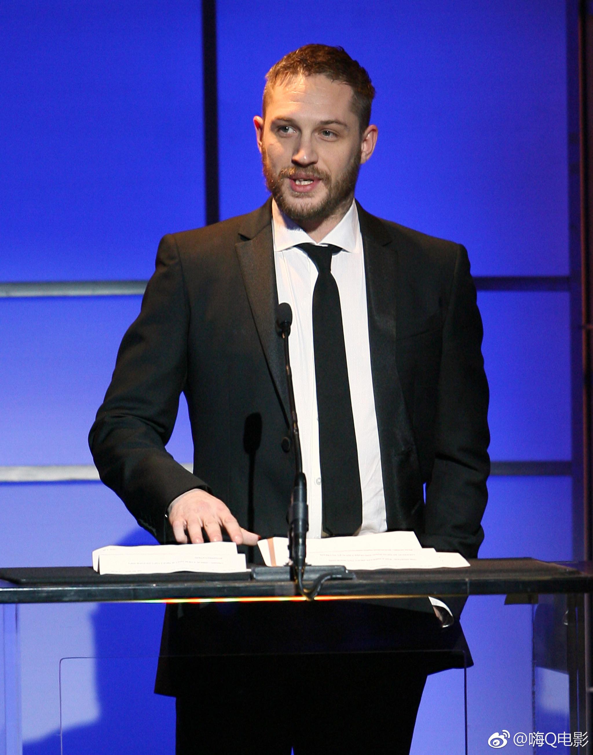 年2月1日出席颁奖礼的汤姆·哈迪,点击原图看性感汤老师在线解西装扣?